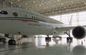 بالفيديو.. الرئيس المكسيكي يودع طائرته الرئاسية لهذا لسبب