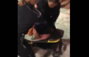 شاهد: فيديو يشعل غضبا واسعا.. شرطية تضرب شابا مصابا 