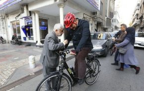 «حناچی» با دوچرخه به محل کار خود رفت+عکس