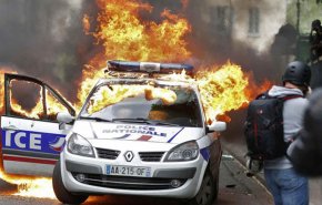 رهبر جلیقه زردها: دولت فرانسه در حال فریب مردم است/ شنبه آینده نیز به خیابان‌ها باز می گردیم