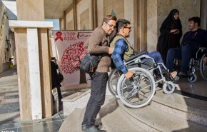 بطريقة خاصة.. صحفيون ايرانيون یتضامنون مع ذوي الاحتياجات الخاصة 