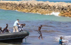 ناج مصري: مصرع 15 مهاجرا في قارب قرب الساحل الليبي