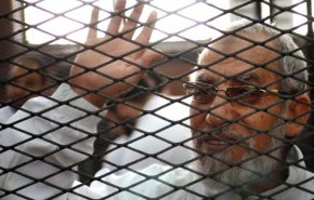 محكمة مصرية تعاقب محمد بديع وخيرت الشاطر بالسجن المؤبد
