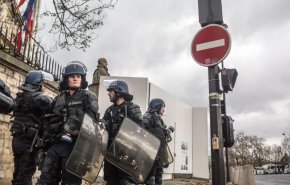 ماكرون يعطي مكافآت خاصة للشرطة الفرنسية 