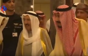 أمير الكويت يتفقد علم قطر والملك سلمان يشيح بوجهه!