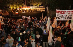 مئات المستوطنين يتظاهرون أمام منزل نتنياهو