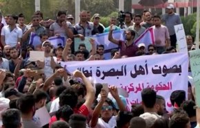 القوات الأمنية تفرق محتجين قرب دار رئيس مجلس المحافظة البصرة 
