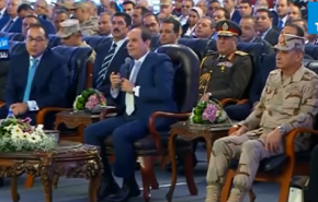 بالفيديو: محافظ القاهرة في موقف محرج أمام السيسي!