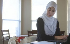 طرد أمريكية مسلمة من عملها بسبب 