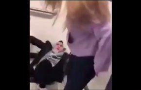 بالفيديو.. اعتداء عنصري على طفلة سورية في أمريكا 