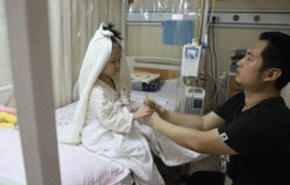 شاهد بالصور.. هكذا يحقق صيني حلم طفلته المصابة بالسرطان!