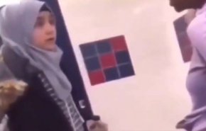 بالفيديو.. أمريكية تعتدي بالضرب المبرح على فتاة سورية داخل حمامات مدرسة