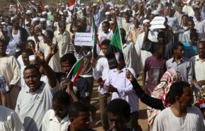 بالفيديو.. مدن السودان تنتفض والسلطات تعلن حالة الطوارئ