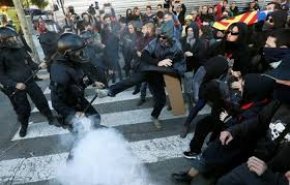 بالفيديو.. مواجهات بين الشرطة الإسبانية ومتظاهرين في برشلونة
