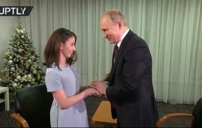 شاهد..كيف يتعامل بوتين مع فتاة ضريرة!
