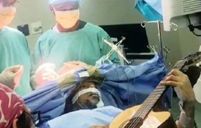 موسيقي يعزف الغيتار أثناء خضوعه لجراحة بالمخ!