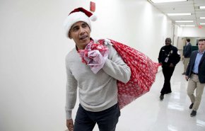 سانتا كلوز أوباما يزور مشفى أطفال بكيس هدايا على ظهره (فيديو)