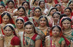 بالصور.. حفل زفاف جماعي موّله تاجر ألماس هندي
