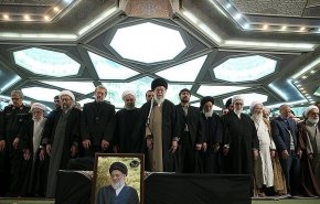 تشييع غفير لجثمان اية الله هاشمي شاهرودي بحضور قائد الثورة الاسلامية 