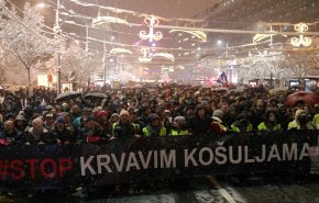 رغم برودة الجو...آلاف يحتجون ضد الرئيس في صربيا!