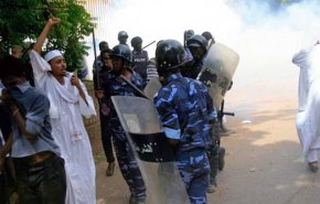 شاهد: الغاز المسيل للدموع يفشل في إسكات السودانيين 