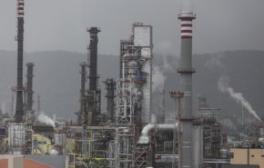 إيران تزيد من استثماراتها في البتروكيماويات الهندية