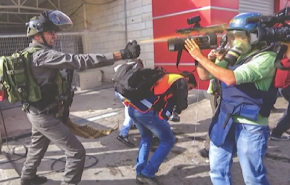 شاهد/التقرير السنوي لنقابة الصحفيين الفلسطينيين يكشف عن ازياد الانتهاكات بحقهم 
