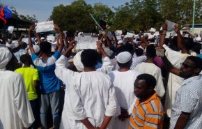 ادامه تظاهرات در خارطوم و برخی از شهرهای سودان/ بازداشت و زخمی شدن ده‌ها نفر
