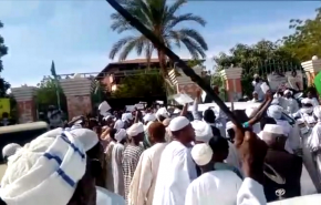 تظاهرات لمئات المواطنين قرب عدد من مساجد الخرطوم 