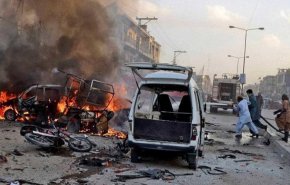 شاهد.. إصابة 6 اشخاص إثر انفجار سيارة مفخخة في بيشاور الباكستانية