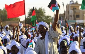 احتجاجات السودان... رئيس الوزراء يكشف الحل الوحيد للأزمة