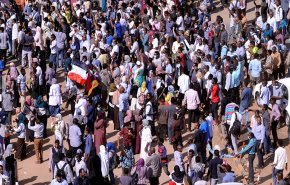 شاهد.. السودانيون يتوجهون نحو القصر الجمهوري 