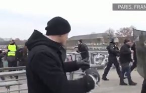بالفيديو.. ملاكم محترف يجبر الشرطة على التراجع في شوارع باريس!