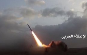 بالفيديو.. لحظة سقوط صاروخ بدر1 اليمني على معسكر خالد 