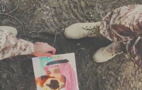 شاهد.. جنود سعوديين يحرقون صور إبن سلمان على الحدود اليمنية