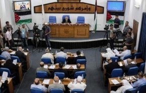 التشريعي يقر نزع الأهلية السياسية عن عباس بالأغلبية