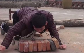 شاهد كيف شاب صيني يساعد عائلته بعمل شاق رغم الاعاقة