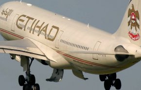 شاهد/ شركة طيران إماراتية تزيل قطر وإيران من خرائط العرض بطائراتها