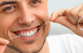 علماء يحذرون من خطر استخدام خيط تنظيف الأسنان