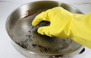 5 حيل سحرية بسيطة لتنظيف الأواني المحترقة
