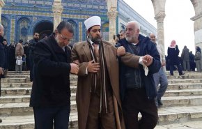 الاحتلال يعتدي بالضرب على مدير المسجد الأقصى بالقدس 