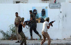عشرات القتلى و الجرحى في اشتباكات قرب العاصمة الليبية