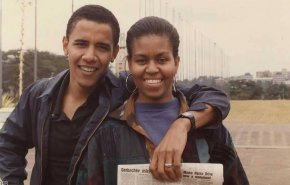 شاهد..أوباما يكشف عن صورة قديمة مع خطيبته في يوم 