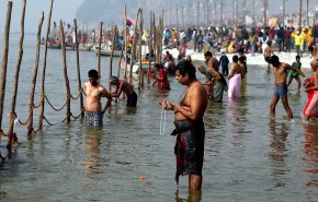 لماذا تستحم ملايين الهنود في نهر 