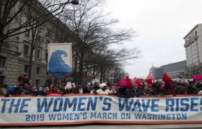 النساء في أمريكا يتظاهرن ضد ترامب+فيديو