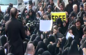 وقفة احتجاج امام سفارة سويسرا للافراج عن هاشمي