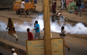 الشرطة السودانية تفرق المحتجين بقنابل الغاز