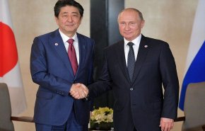 رئيس الوزراء الياباني يصل إلى موسكو للقاء بوتين