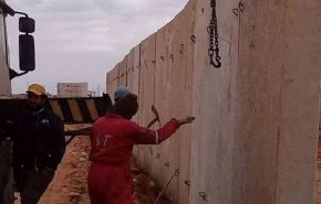 ليبيا تبدأ بناء جدار عازل على حدود مصر + صور