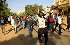 بالفيديو.. الأمن السوداني يطلق الغاز داخل جامعة في الخرطوم